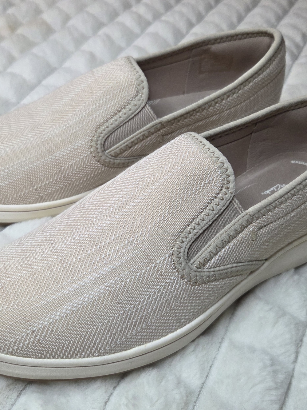 Clarks Cloudsteppers Women's Slip On Loafers Taupe Beige Chevron Knit Size 7.5